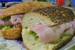 Sandvici cu sunca si mazare verde