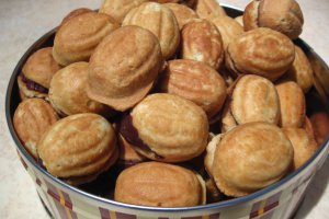 Nuci umplute cu crema de ciocolata
