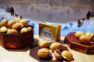 Nuci umplute cu crema de ciocolata