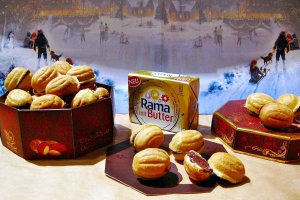 Nuci umplute cu crema de ciocolata