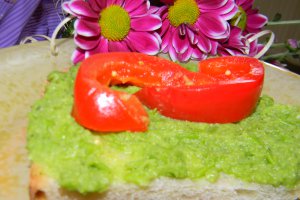 Tartine cu mazare verde