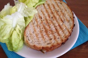 Sandvis cu pere si Cheddar maturat cu Wiskey