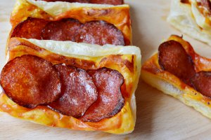 Pizzette din foietaj