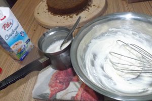 Tort de ciocolata cu jeleu de afine si crema cu mascarpone