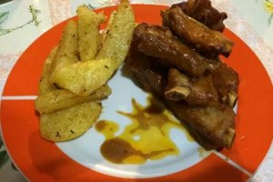 Costite dulci-acrisoare-picante cu cartofi aurii