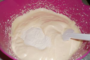 Rulada cu frisca si crema de ciocolata si alune