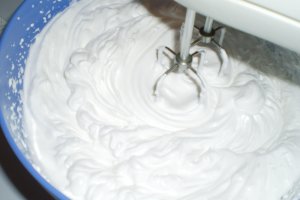 Rulada cu frisca si crema de ciocolata si alune