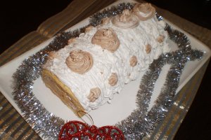Rulada cu frisca si crema de ciocolata si alune