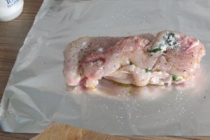 Rulou de pui umplut cu leurda