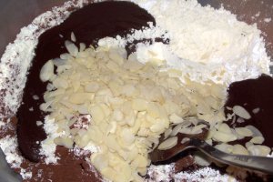 Fursecuri cu ciocolata si fulgi de migdale