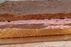 Tort cu creme de ciocolata si crema de visine