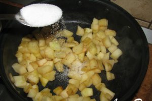 Pudding cu mere si sos caramel