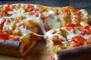 Pizza cu legume si mozzarella
