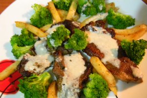 Ceafa de porc , broccoli si sos gorgonzola