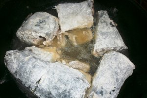 Peste prajit cu mamaliguta si usturoi