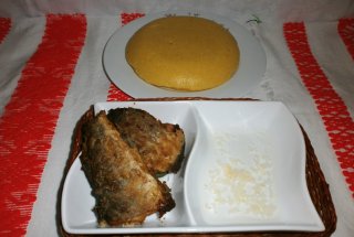 Peste prajit cu mamaliguta si usturoi