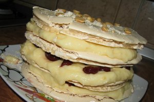 Tort crocant cu crema de vanilie si visine