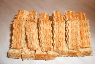Foi de napolitane umplute cu crema caramel
