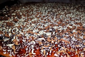 Prajitura cu foi de zahar ars si crema fiarta de cacao