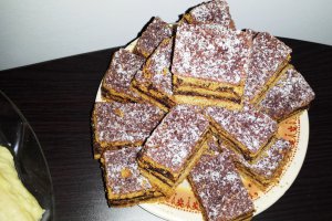 Prajitura cu foi de zahar ars si crema fiarta de cacao