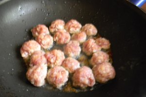 Tagliatelle cu dovlecei si bilute de carne