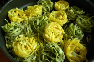 Tagliatelle cu dovlecei si bilute de carne