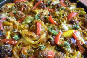Tagliatelle cu dovlecei si bilute de carne