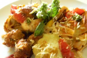 Tagliatelle cu dovlecei si bilute de carne