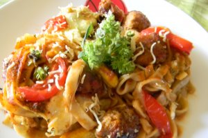 Tagliatelle cu dovlecei si bilute de carne