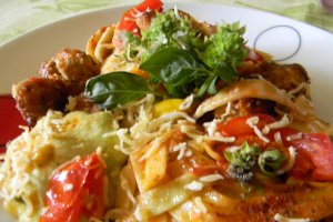 Tagliatelle cu dovlecei si bilute de carne