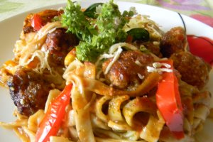 Tagliatelle cu dovlecei si bilute de carne