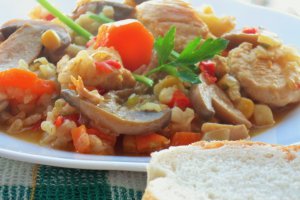 Orez brun cu legume si piept de pui