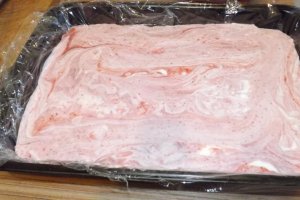 Prajitura cu crema de capsuni si crema de mascarpone cu rodie