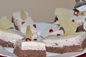 Prajitura cu crema de capsuni si crema de mascarpone cu rodie