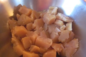 Salată de cartofi cu hering marinat,  surimi și capere