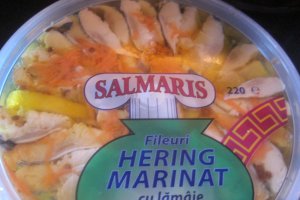 Salată de cartofi cu hering marinat,  surimi și capere