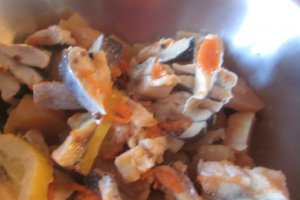 Salată de cartofi cu hering marinat,  surimi și capere