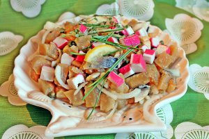 Salată de cartofi cu hering marinat,  surimi și capere