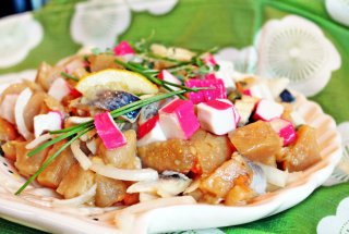 Salată de cartofi cu hering marinat,  surimi și capere