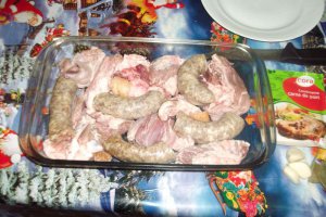 Friptura de pulpa de porc si carnati cu vin alb
