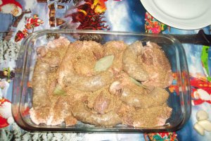 Friptura de pulpa de porc si carnati cu vin alb