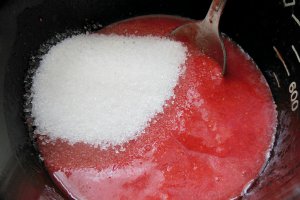 Tort cu mousse de capsuni
