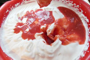 Tort cu mousse de capsuni