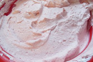 Tort cu mousse de capsuni