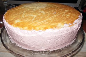 Tort cu mousse de capsuni