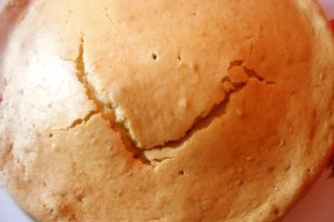Tort cu banane,nuci pecan si sos de capsuni