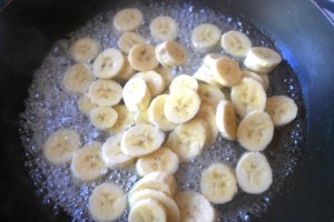 Tort cu banane,nuci pecan si sos de capsuni