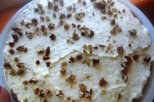 Tort cu banane,nuci pecan si sos de capsuni