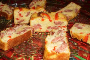 Chec cu carnati de porc, branza si gogosari murati