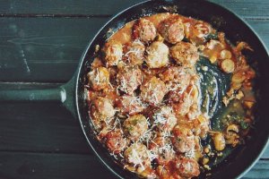 Chiftelute de carne si ricotta/urda in sos tomat